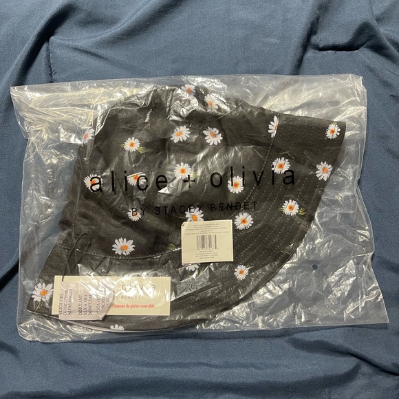 Alice + Olivia Daisy Reversible Bucket Hat 👒 Spring/Summer Season Accessories - Picture 4 of 5